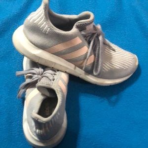 Women’s adidas sneaker grey/pink cute! Size 6.5 same day shipping